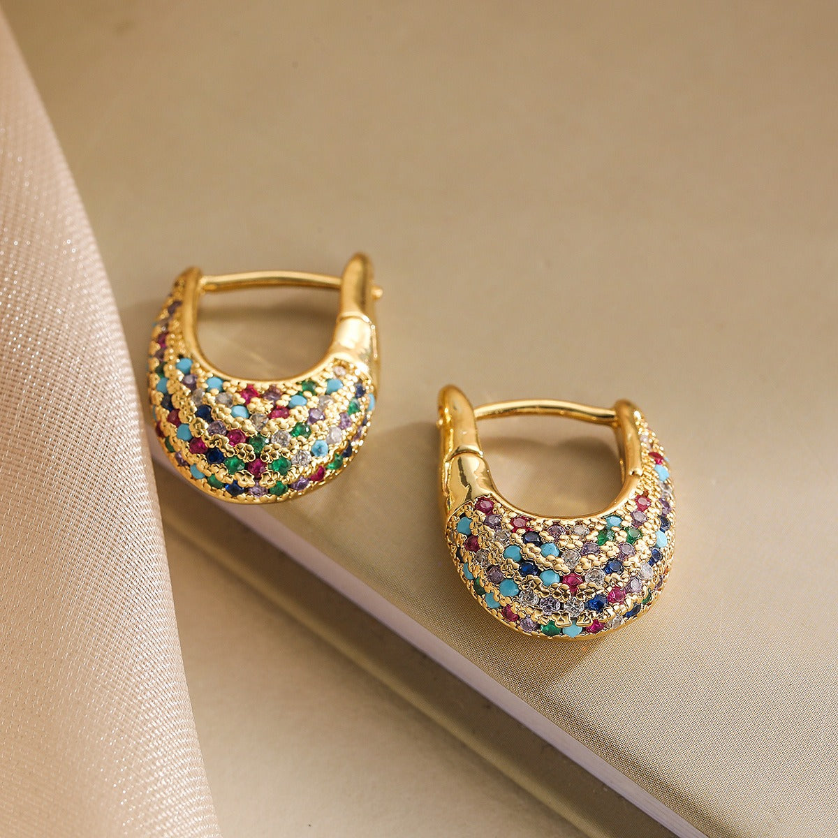 Soraya – Pendientes Elegantes Incrustados de Cristales Coloridos
