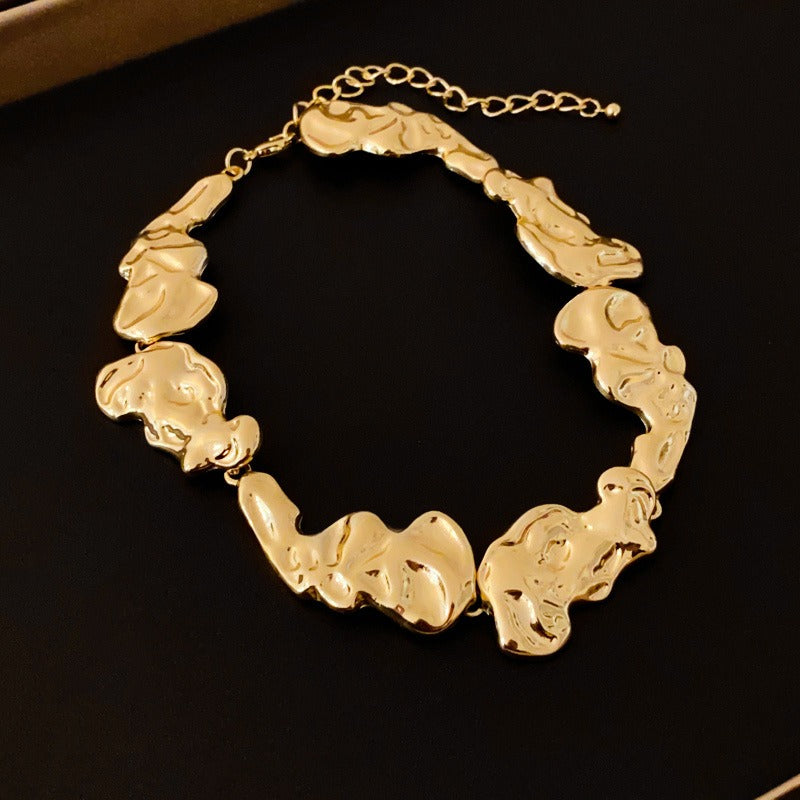 Naya – Collar Audaz Inspirado en Piedra de Lava