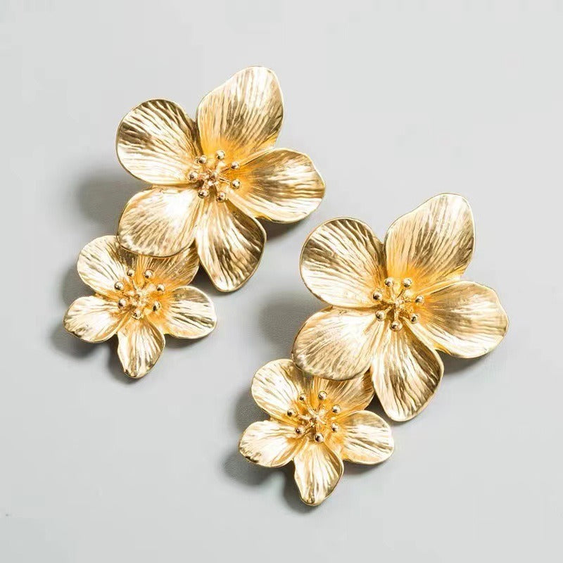 Shannon – Pendientes Dorados Flor Desplegada