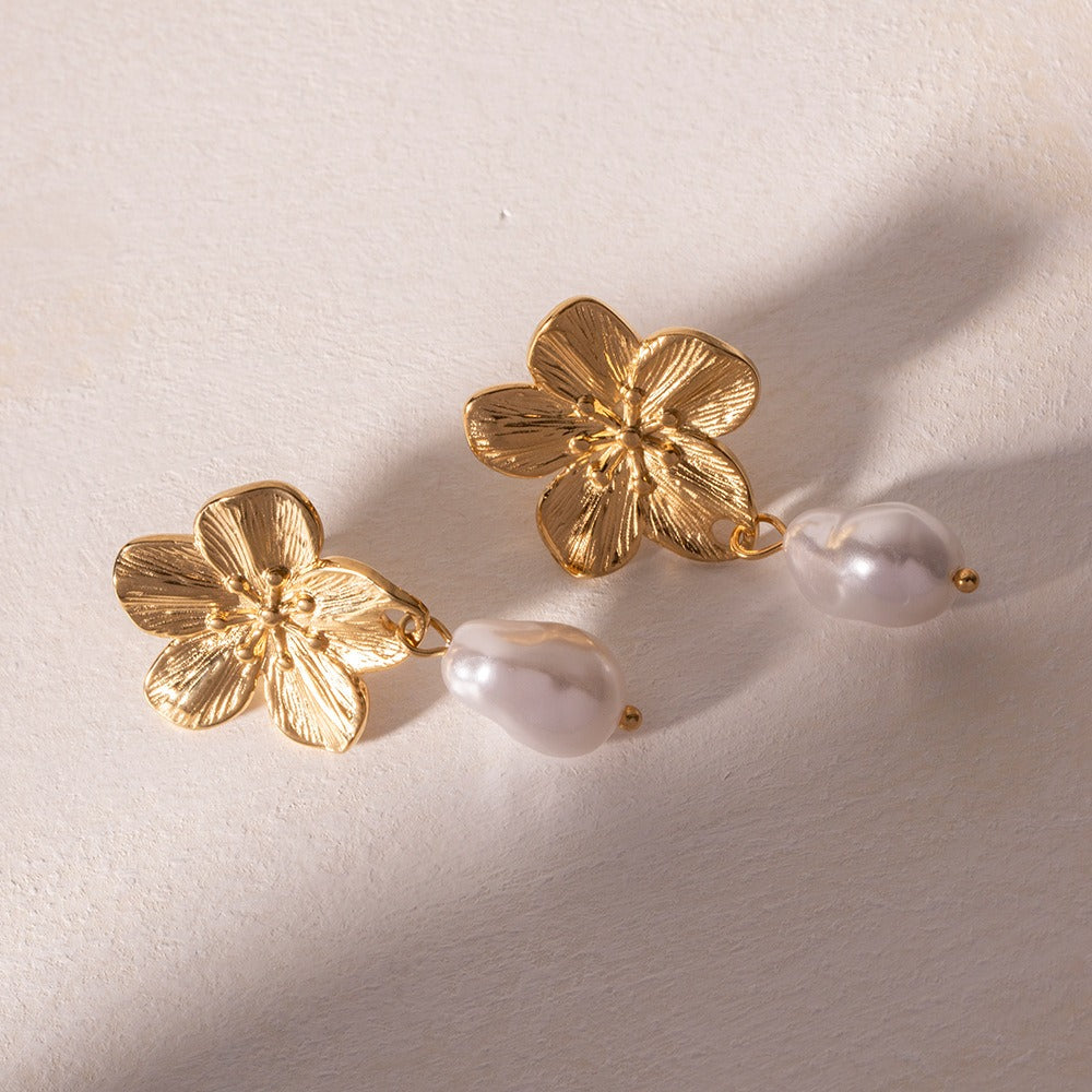 Ember – Aretes de Flor Blossom con Perla Doradas
