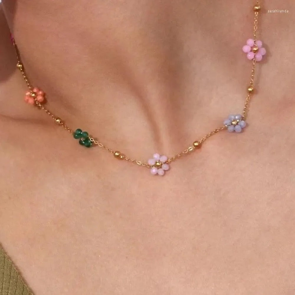 Karylle – Collar Dorado con Pequeñas Flores Coloridas