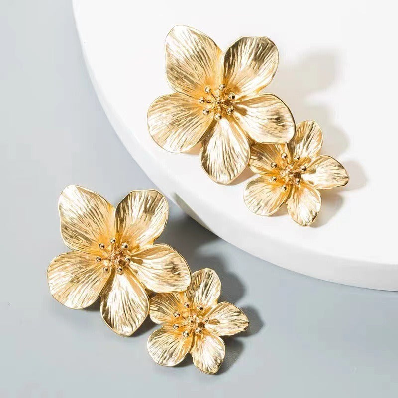 Shannon – Pendientes Dorados Flor Desplegada