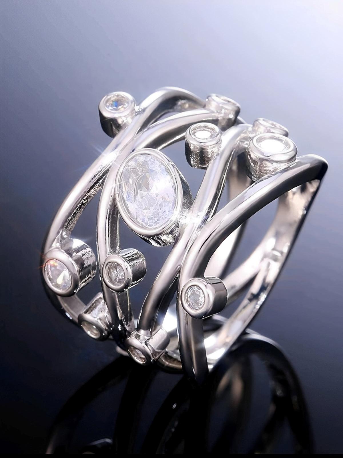 Inara – Anillo Vintage Plateado con Circonita Irregular