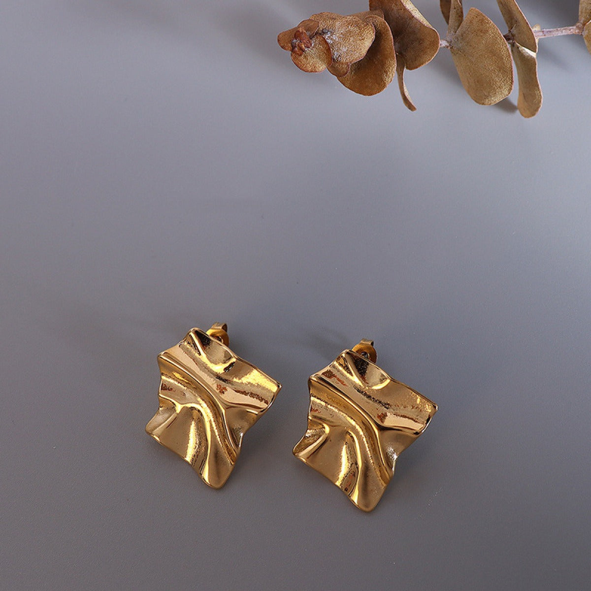 Catriona – Pendientes Plisados en Acero Titanio