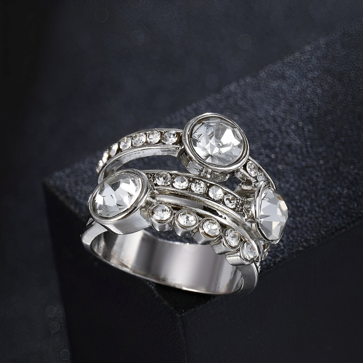Elvie – Anillo Vintage en Plata con Capas y Cristales
