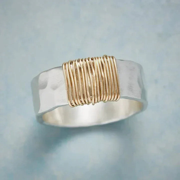 Anika – Anillo Plateado con Hilo Dorado