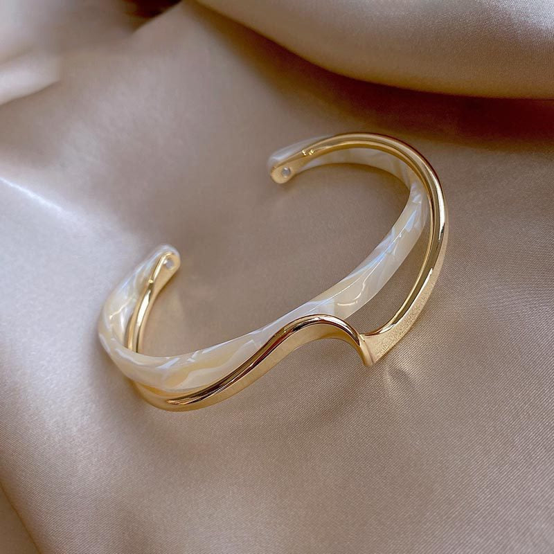 Orla – Elegancia Minimalista a la Opala