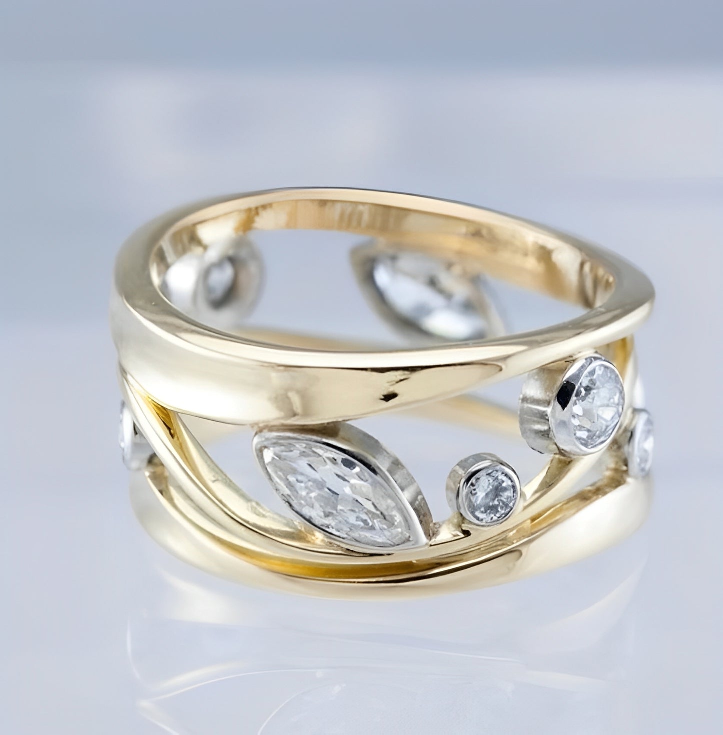 Helia – Anillo Dorado Vintage con Circonita Brillante