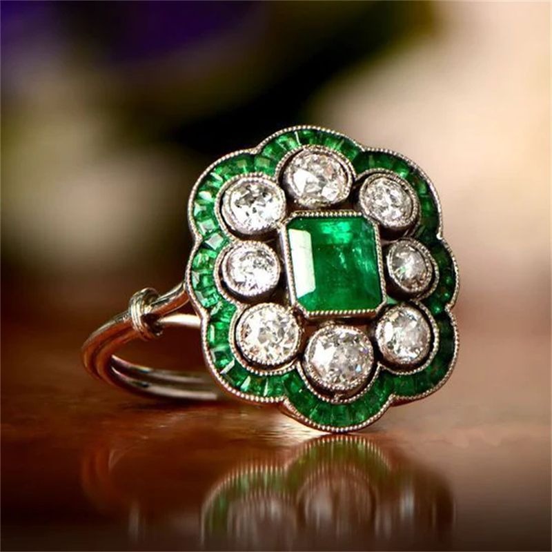 Margie – Anillo Vintage con Esmeralda y Detalle Dorado