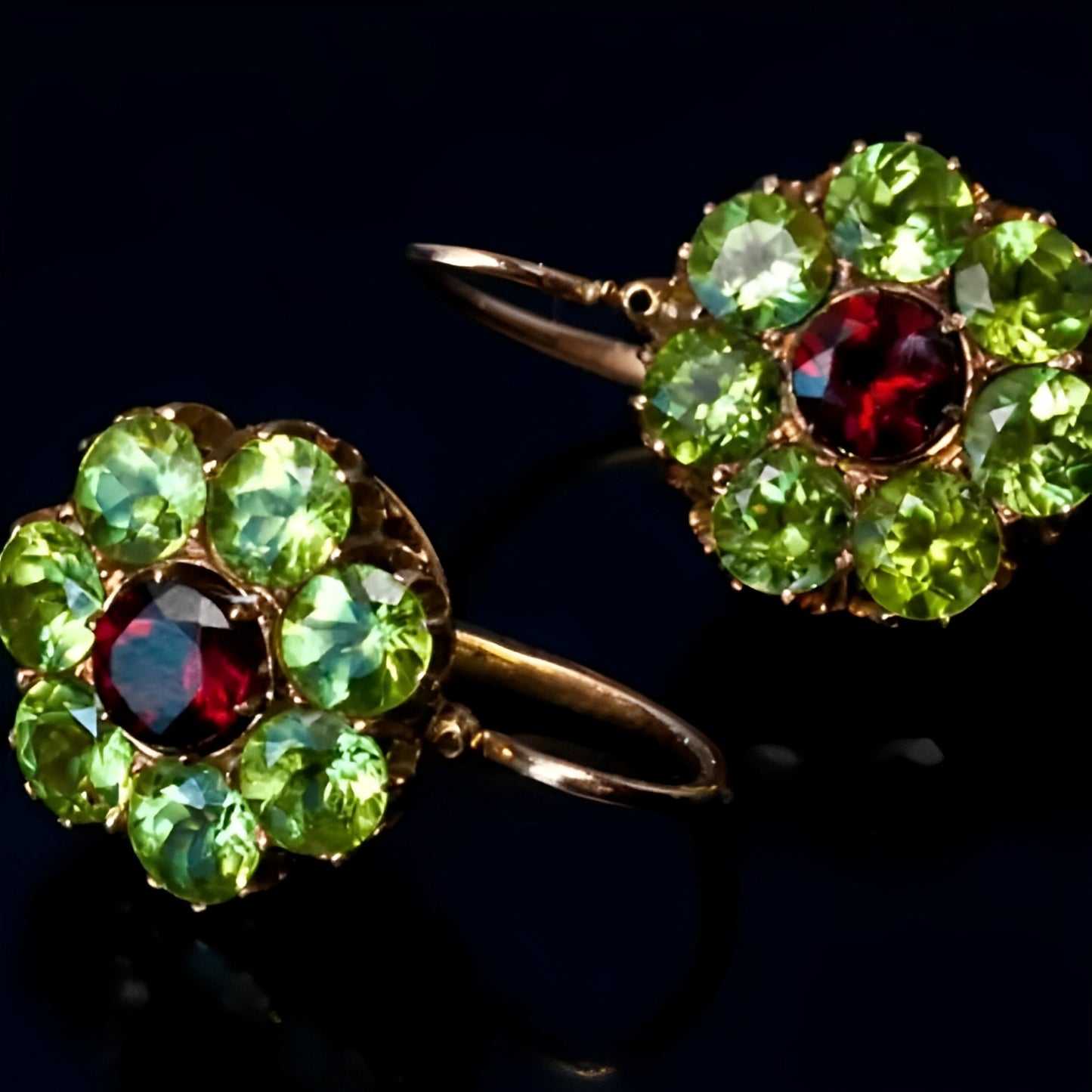 Clarisse – Pendientes Vintage con Cristales Verdes y Rojos