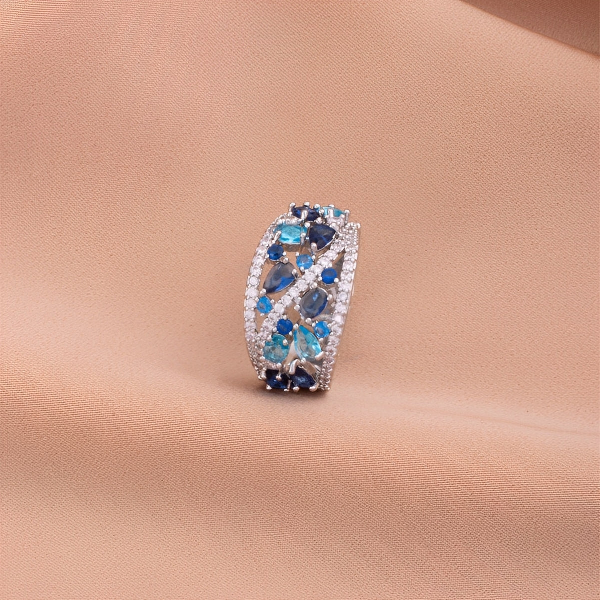 Julie – Anillo Vintage con Circonita Azul y Detalle Dorado