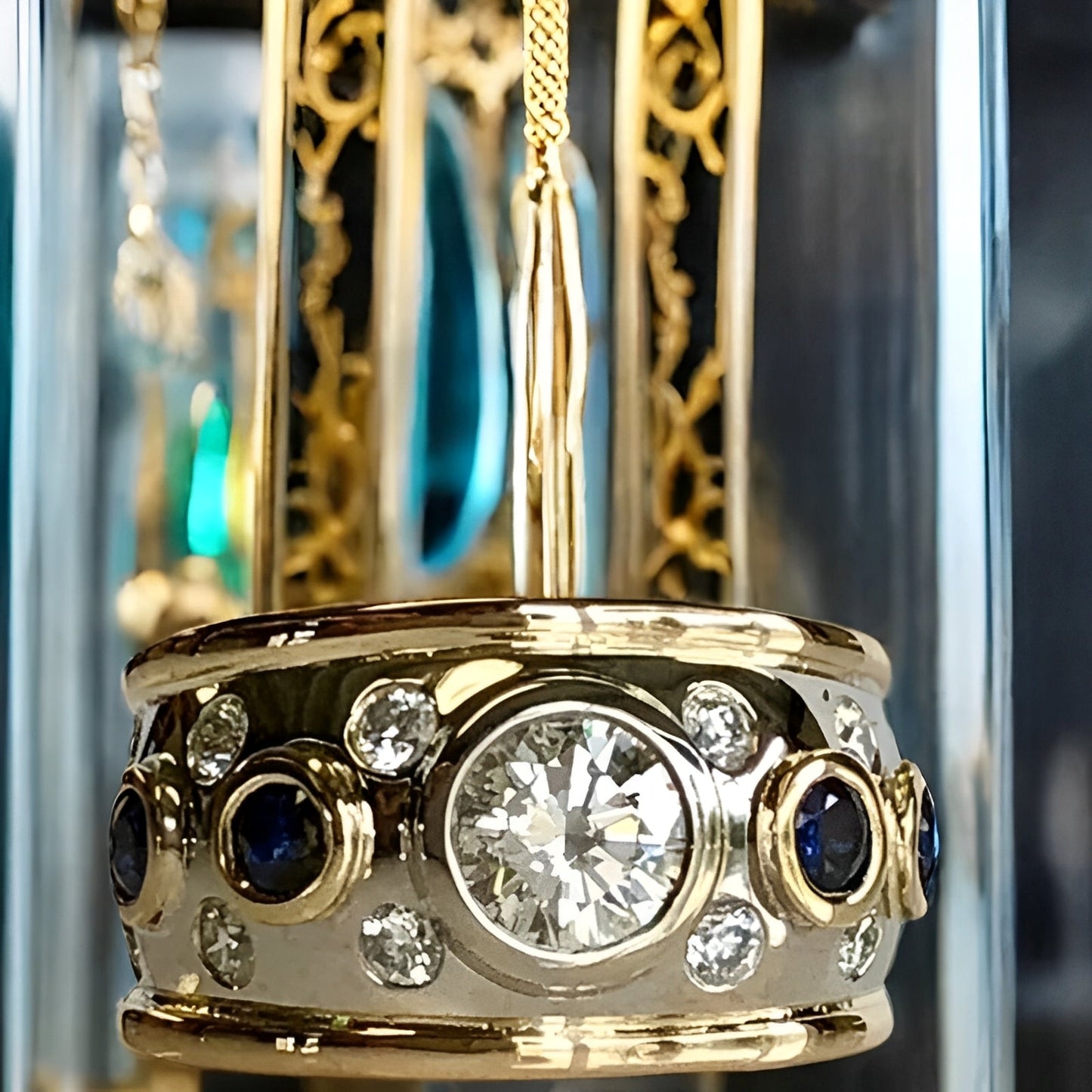 Sierra – Anillo Dorado Vintage con Circonita Incrustada