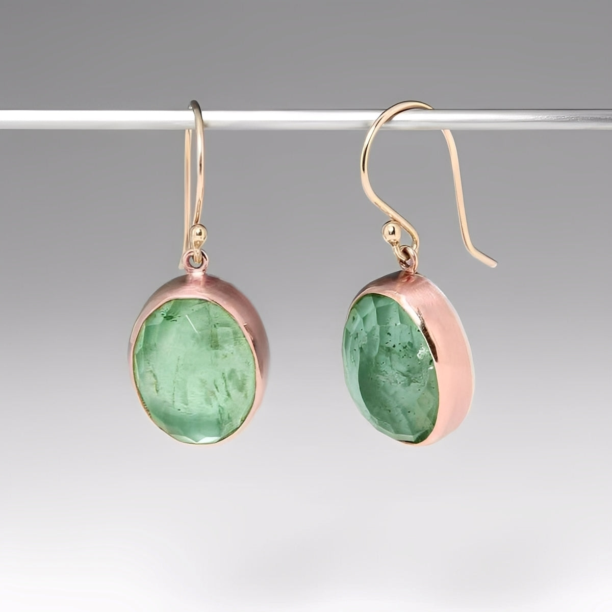 Verona – Pendientes Dorados Cristales Verdes Brillantes