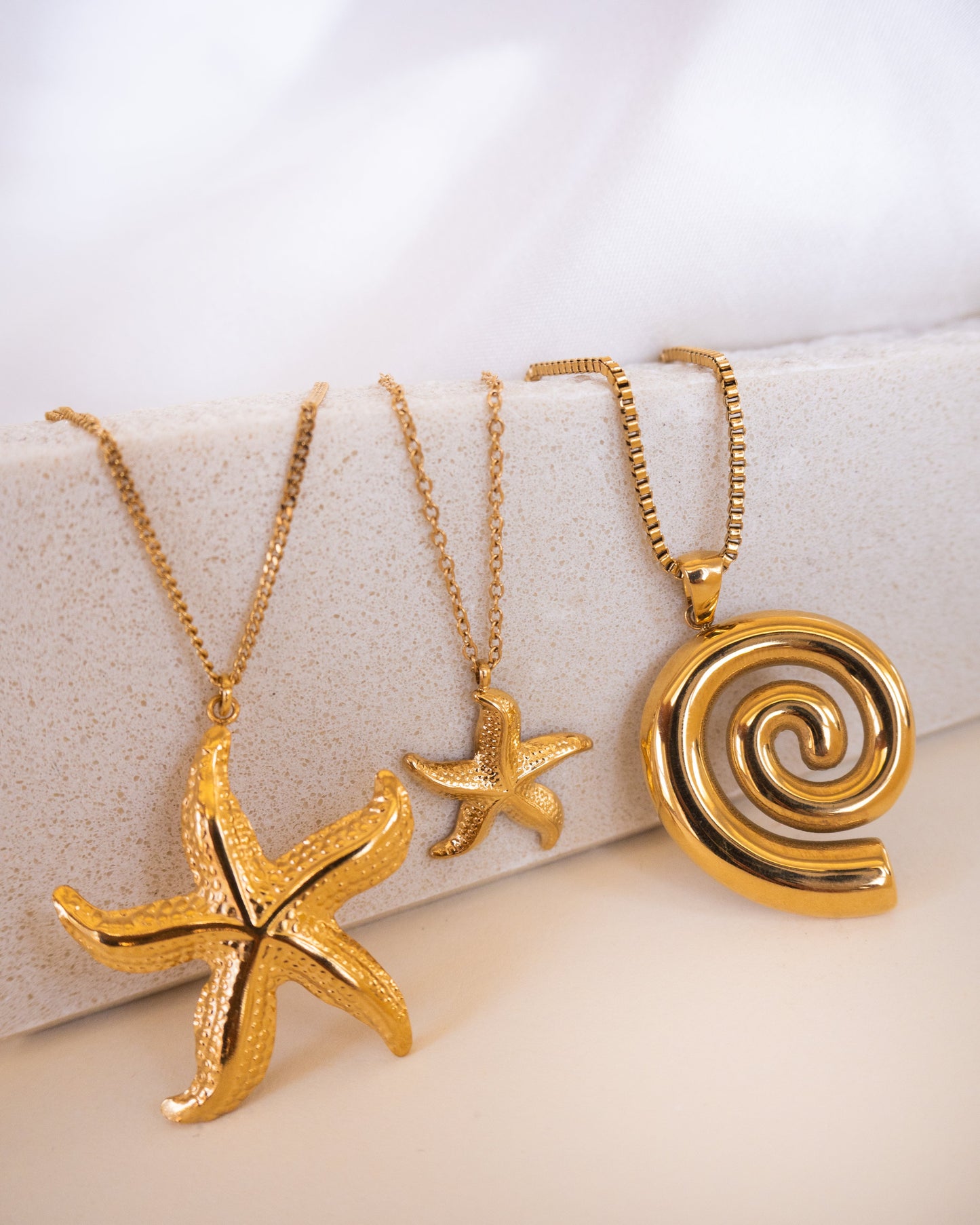 Collar de estrella de mar dorado