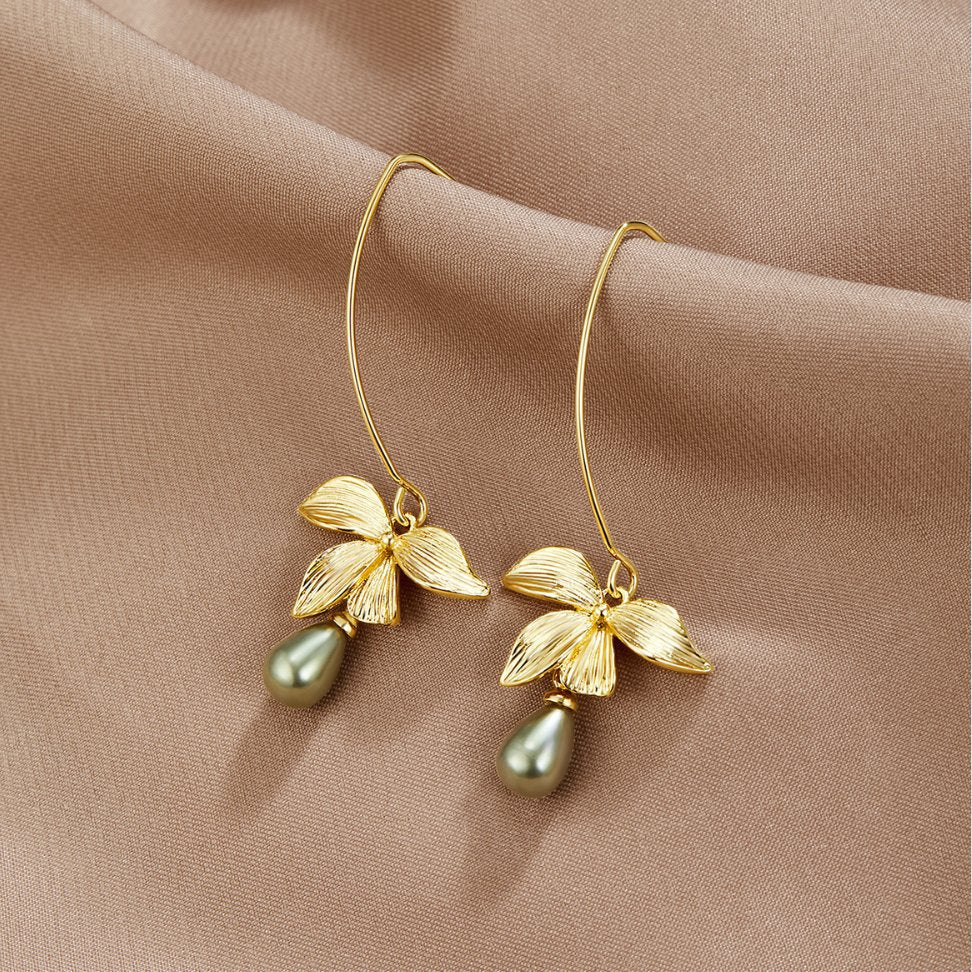 Jade – Aretes Colgantes de Perla y Pétalo