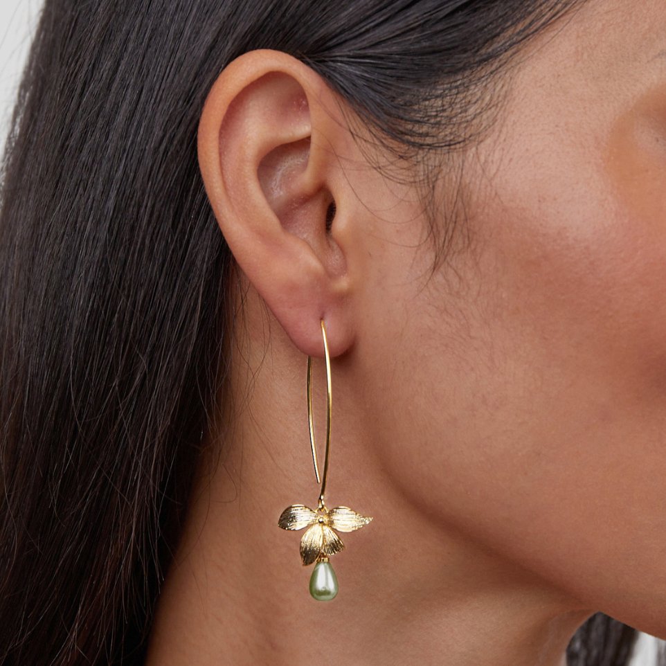 Jade – Aretes Colgantes de Perla y Pétalo