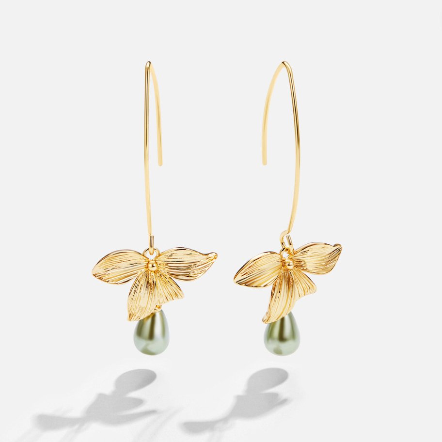 Jade – Aretes Colgantes de Perla y Pétalo