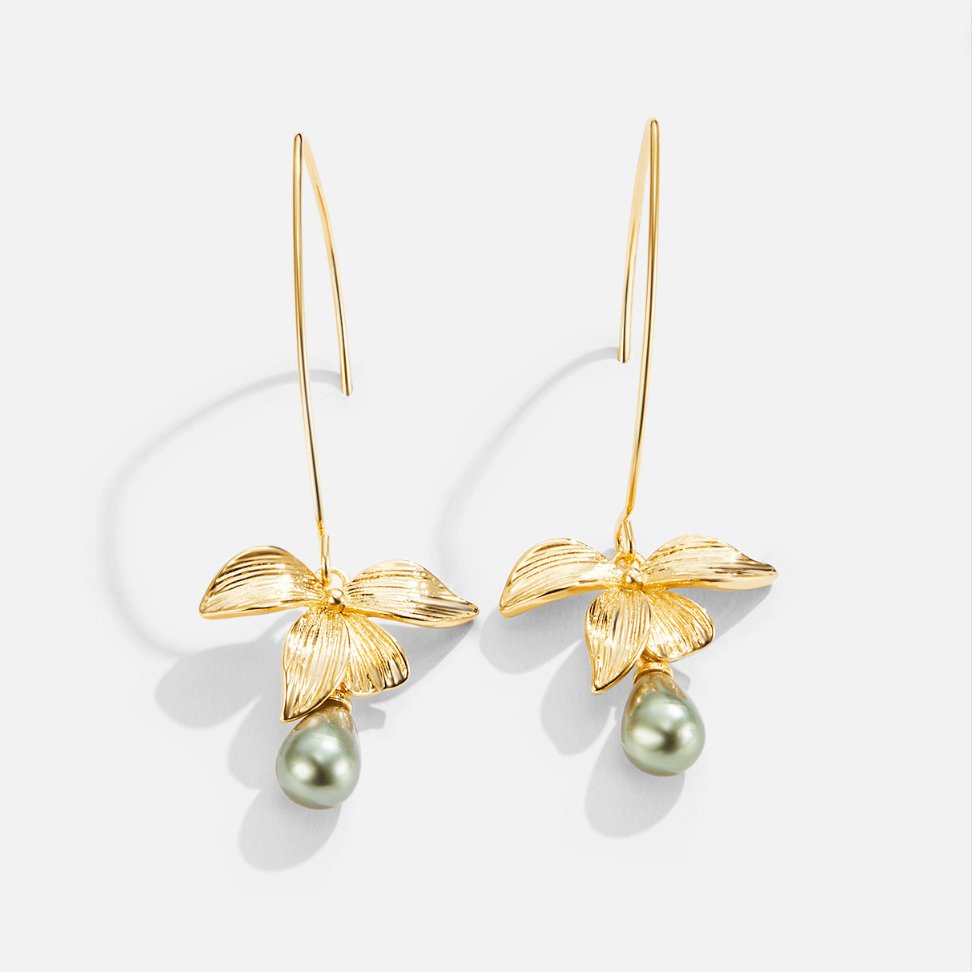 Jade – Aretes Colgantes de Perla y Pétalo