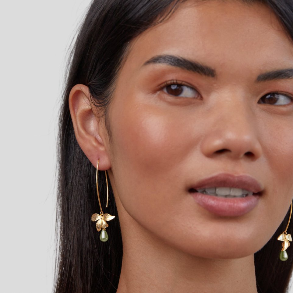 Jade – Aretes Colgantes de Perla y Pétalo