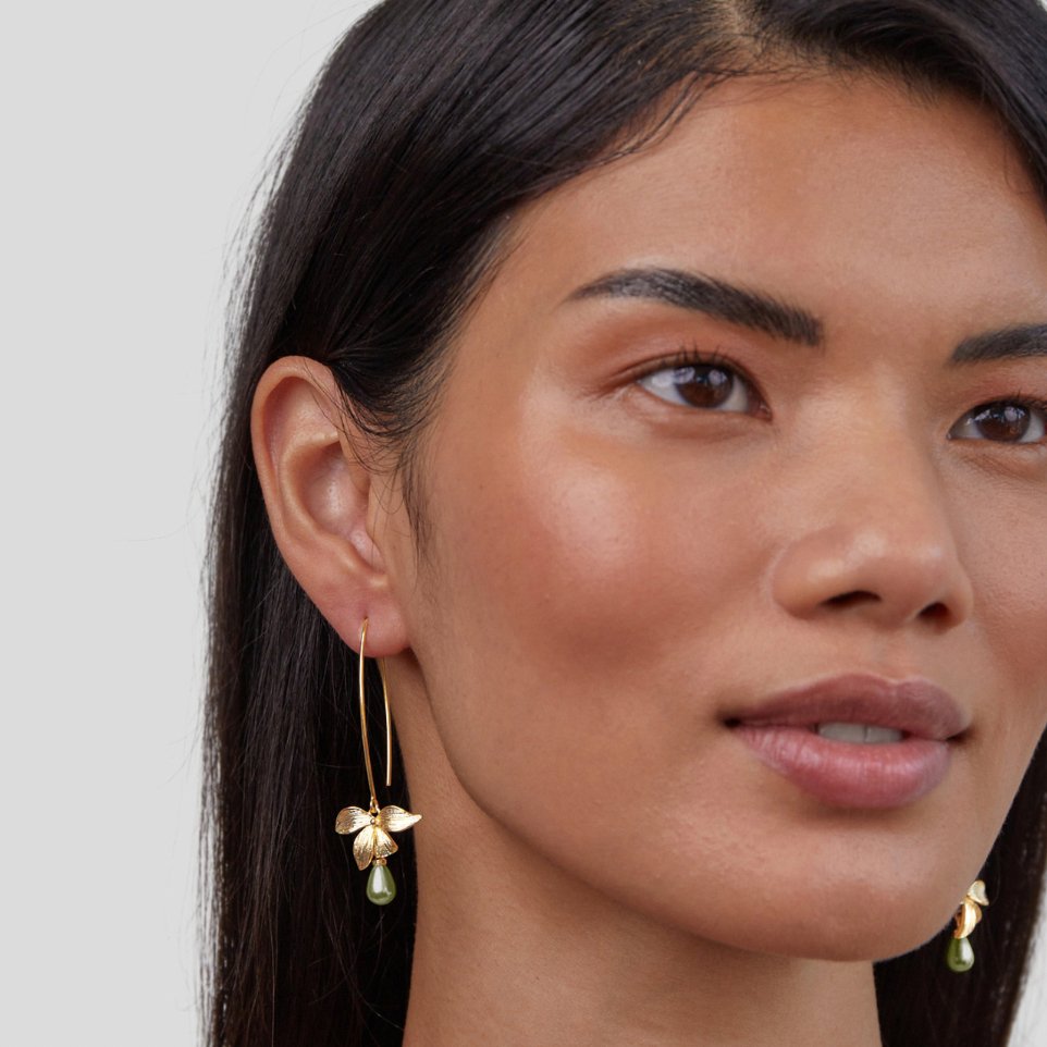 Jade – Aretes Colgantes de Perla y Pétalo