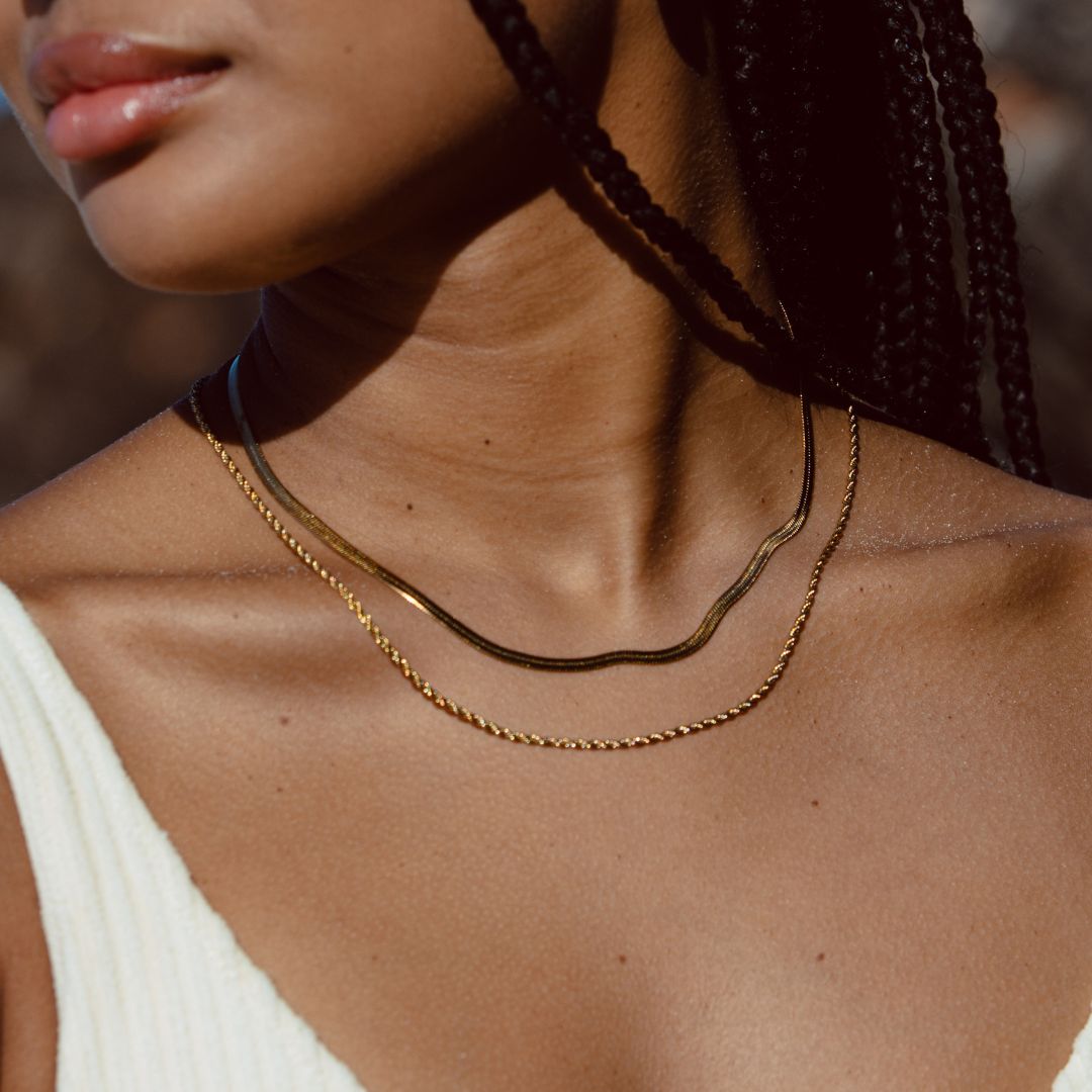Ios – Collar Doble en Capas con Baño de Oro