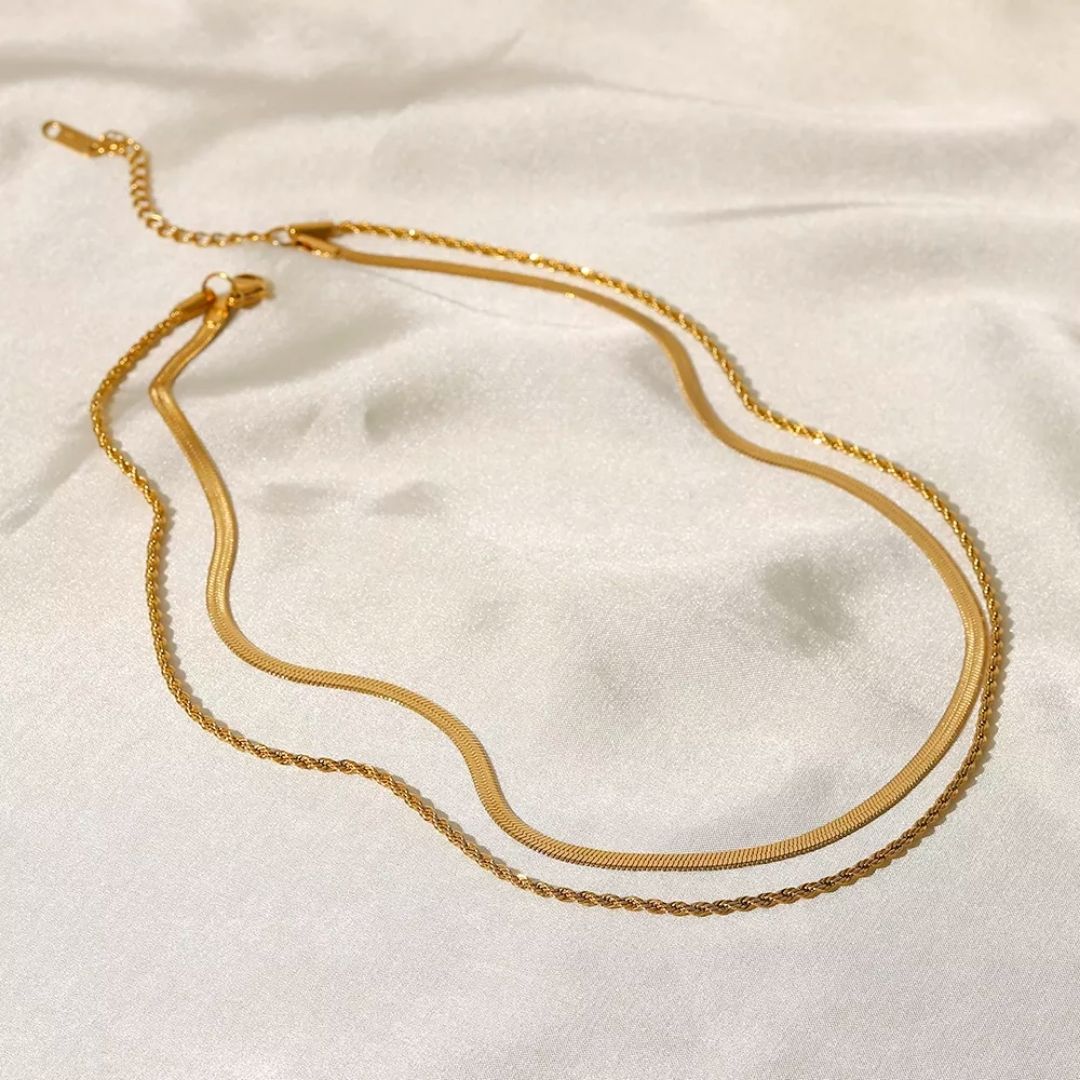 Ios – Collar Doble en Capas con Baño de Oro