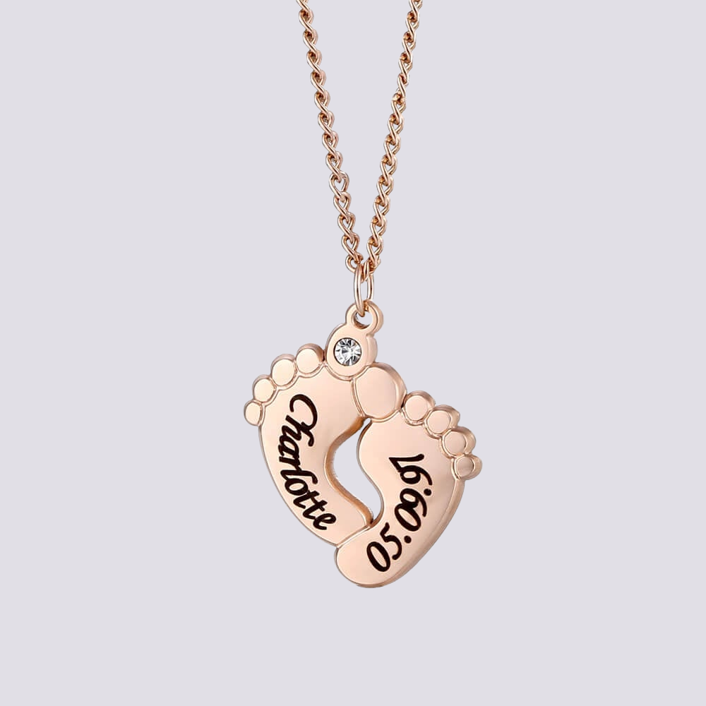Eileen – Collar Pie Pequeño con Grabado y Piedra Zirconia