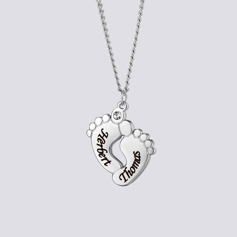 Eileen – Collar Pie Pequeño con Grabado y Piedra Zirconia