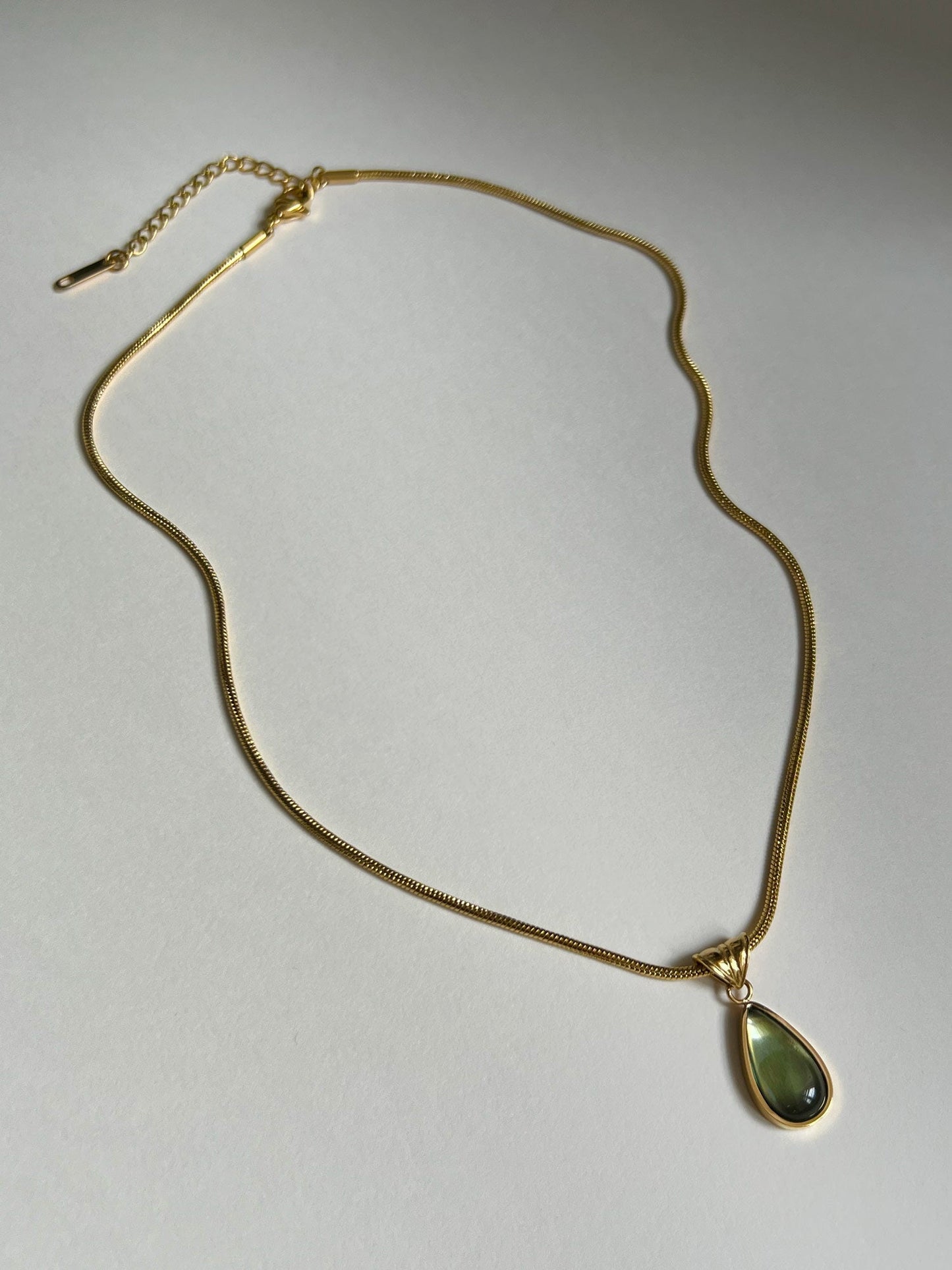 Collar de gota de lágrima dorado Sirena verde