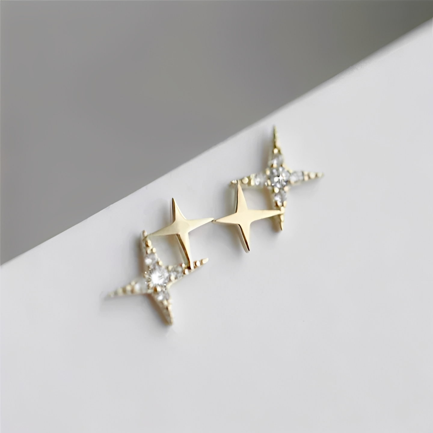 Iya – Pendientes de Estrella en Oro con Circonitas
