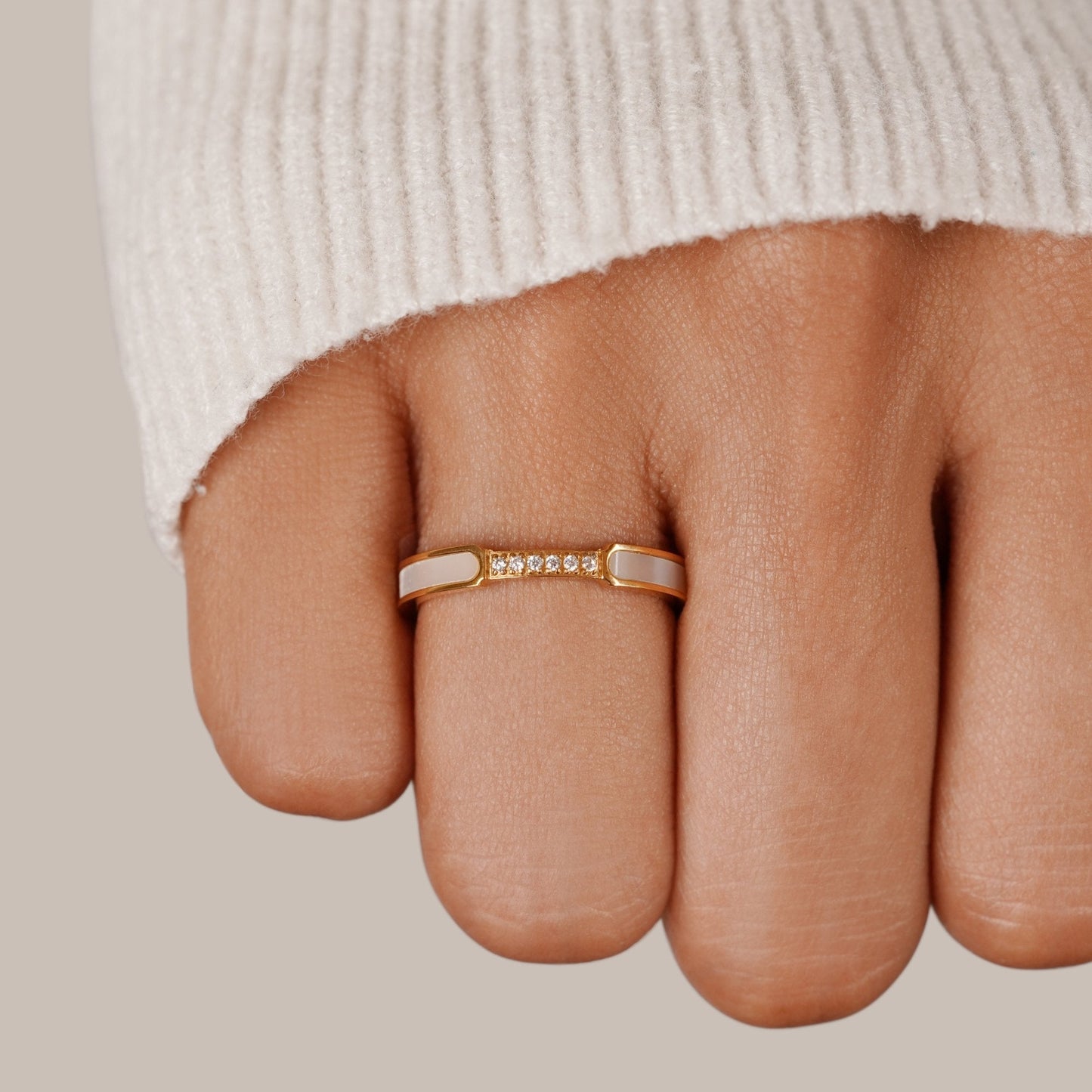 Yassi – Anillo Nácar y Cristales Deslumbrantes