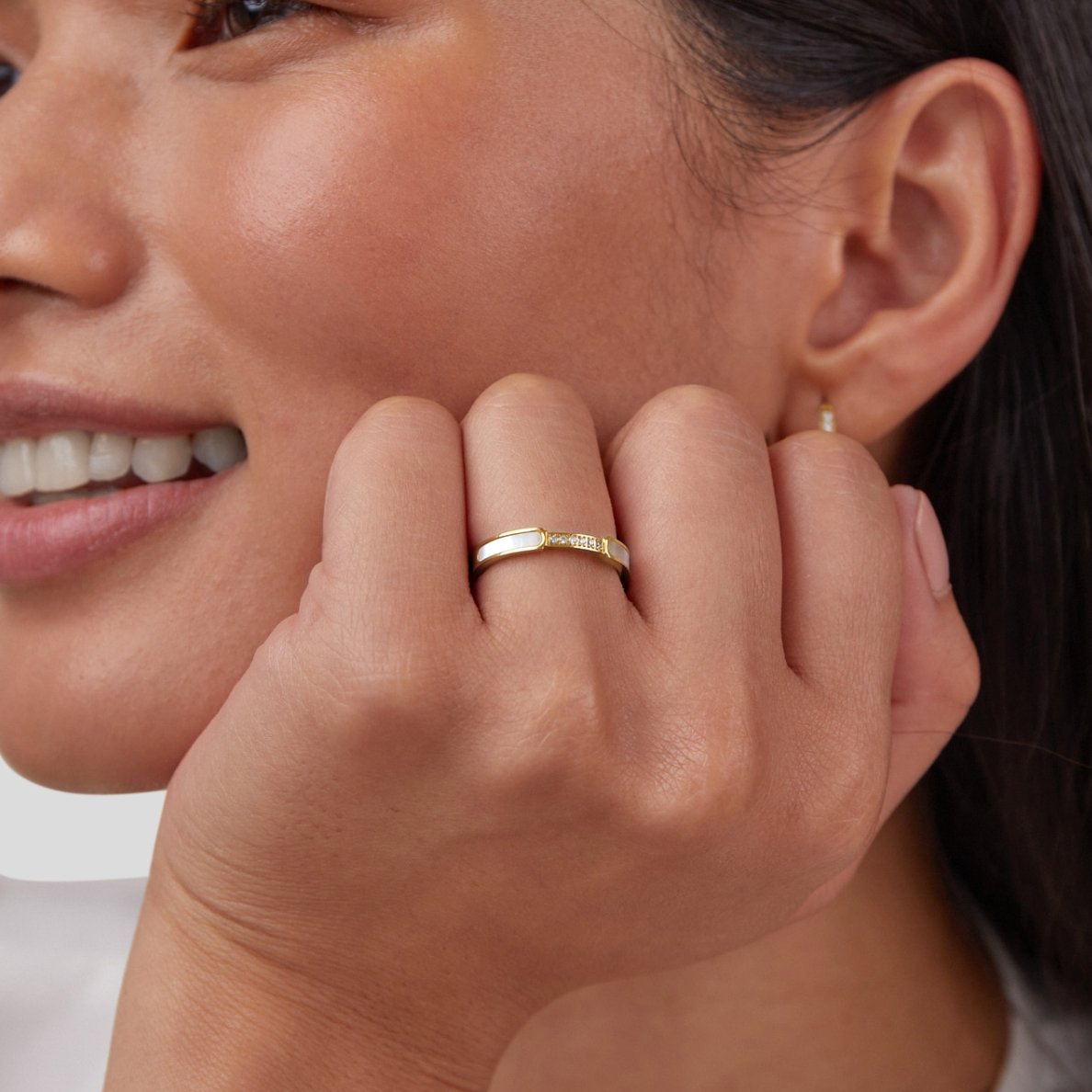 Yassi – Anillo Nácar y Cristales Deslumbrantes
