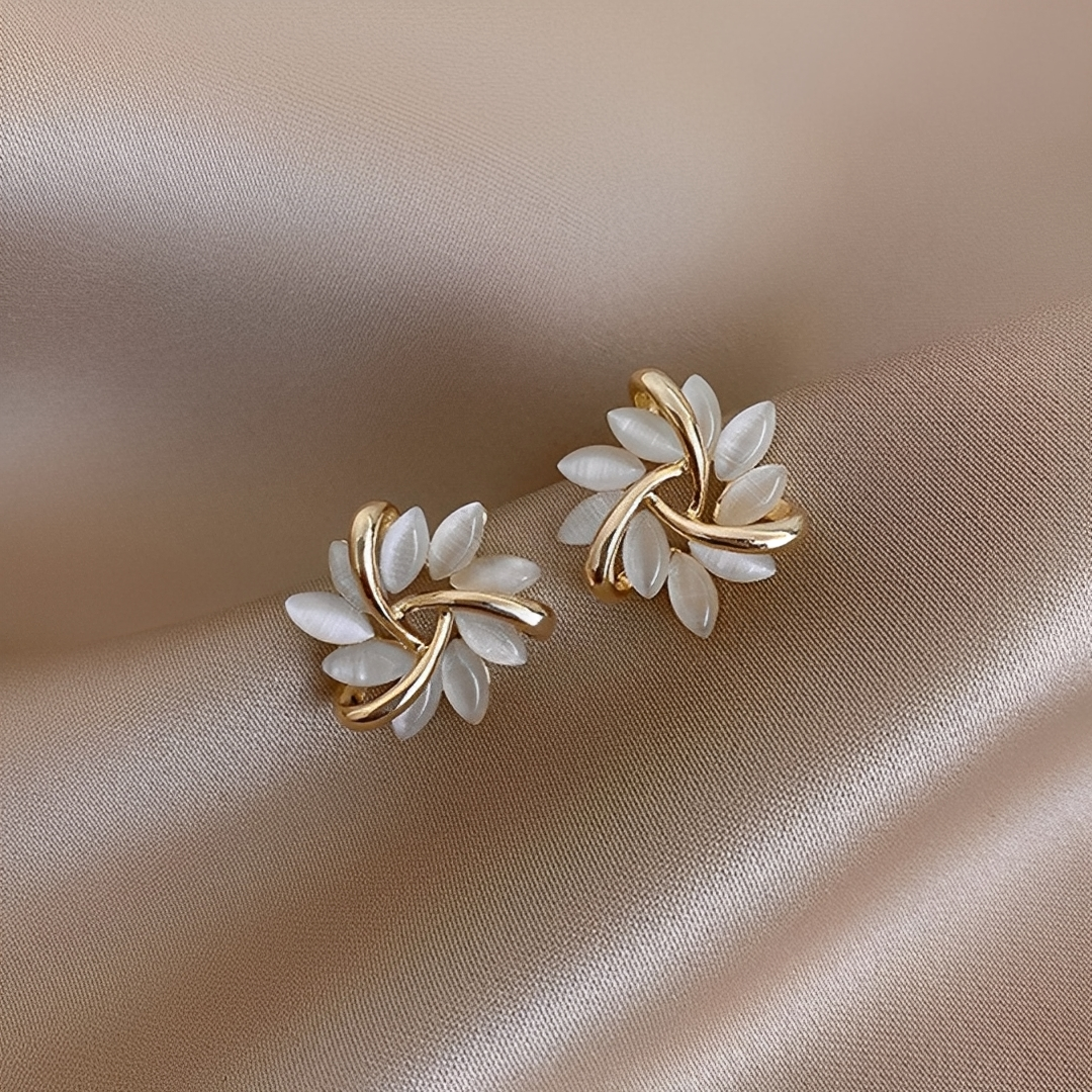 Elisse – Pendientes Intemporales Oro & Ópalo Blanco