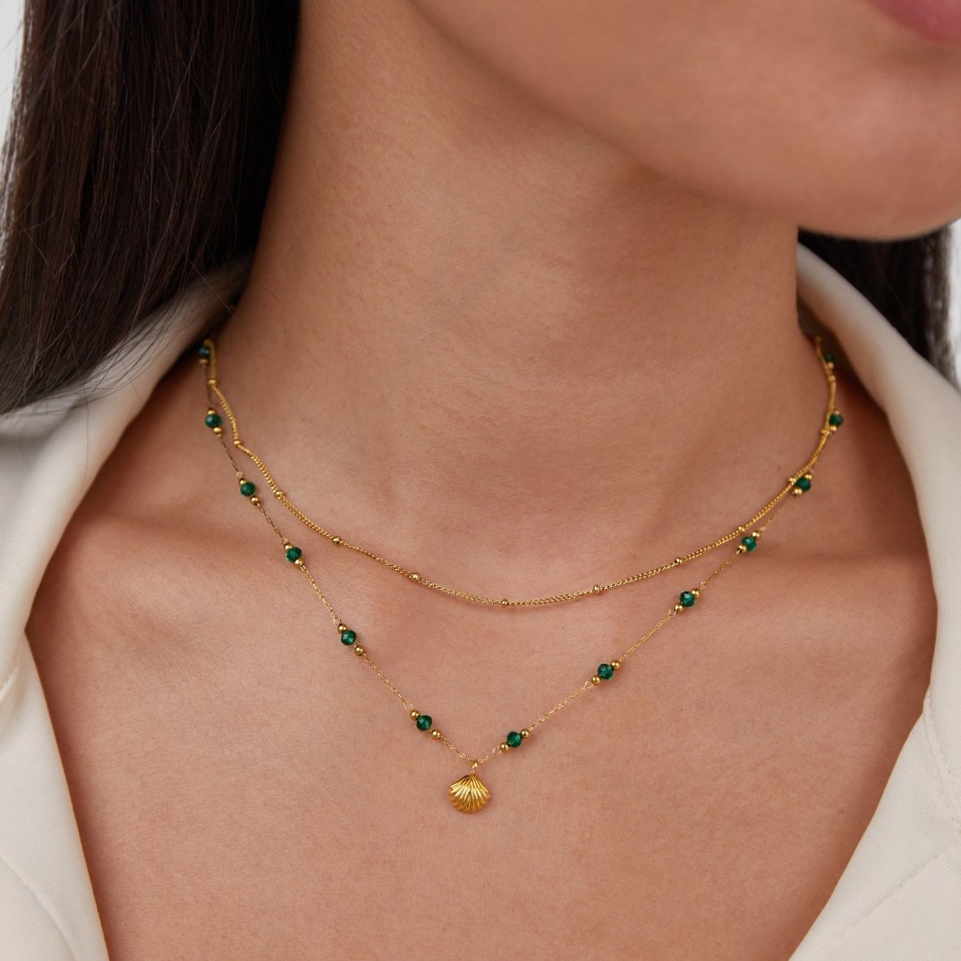Nerissa – Collar Dorado Concha y Perlas Verdes
