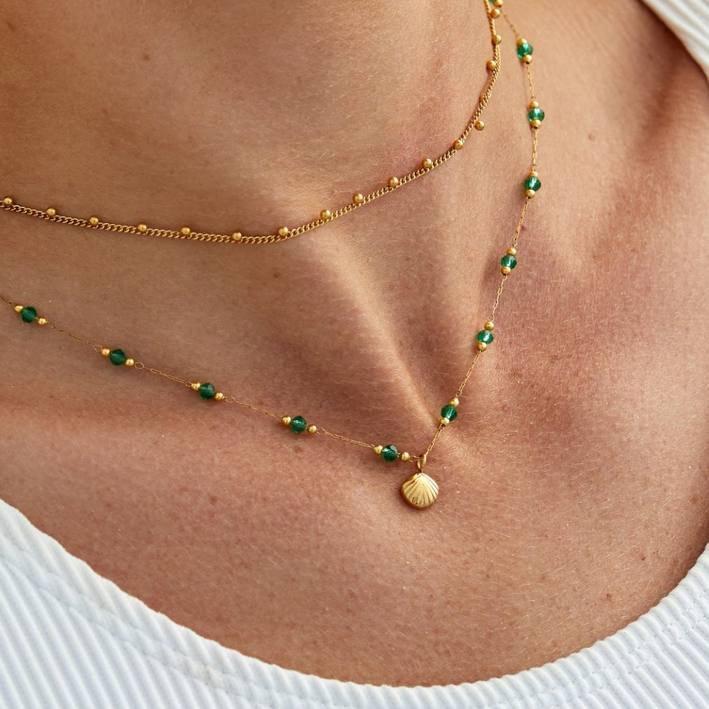 Nerissa – Collar Dorado Concha y Perlas Verdes