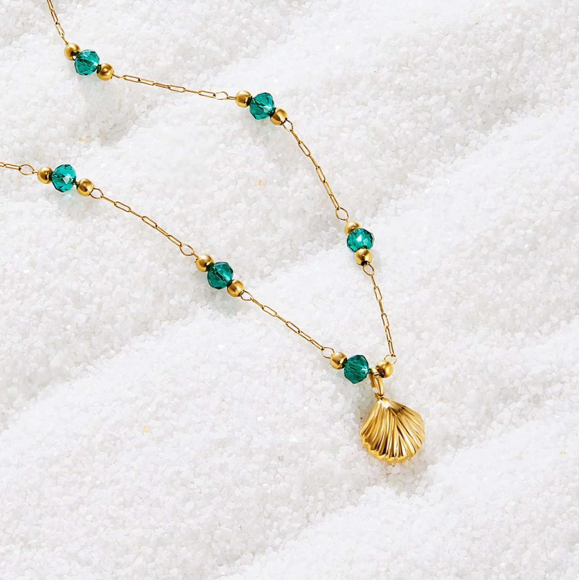 Nerissa – Collar Dorado Concha y Perlas Verdes