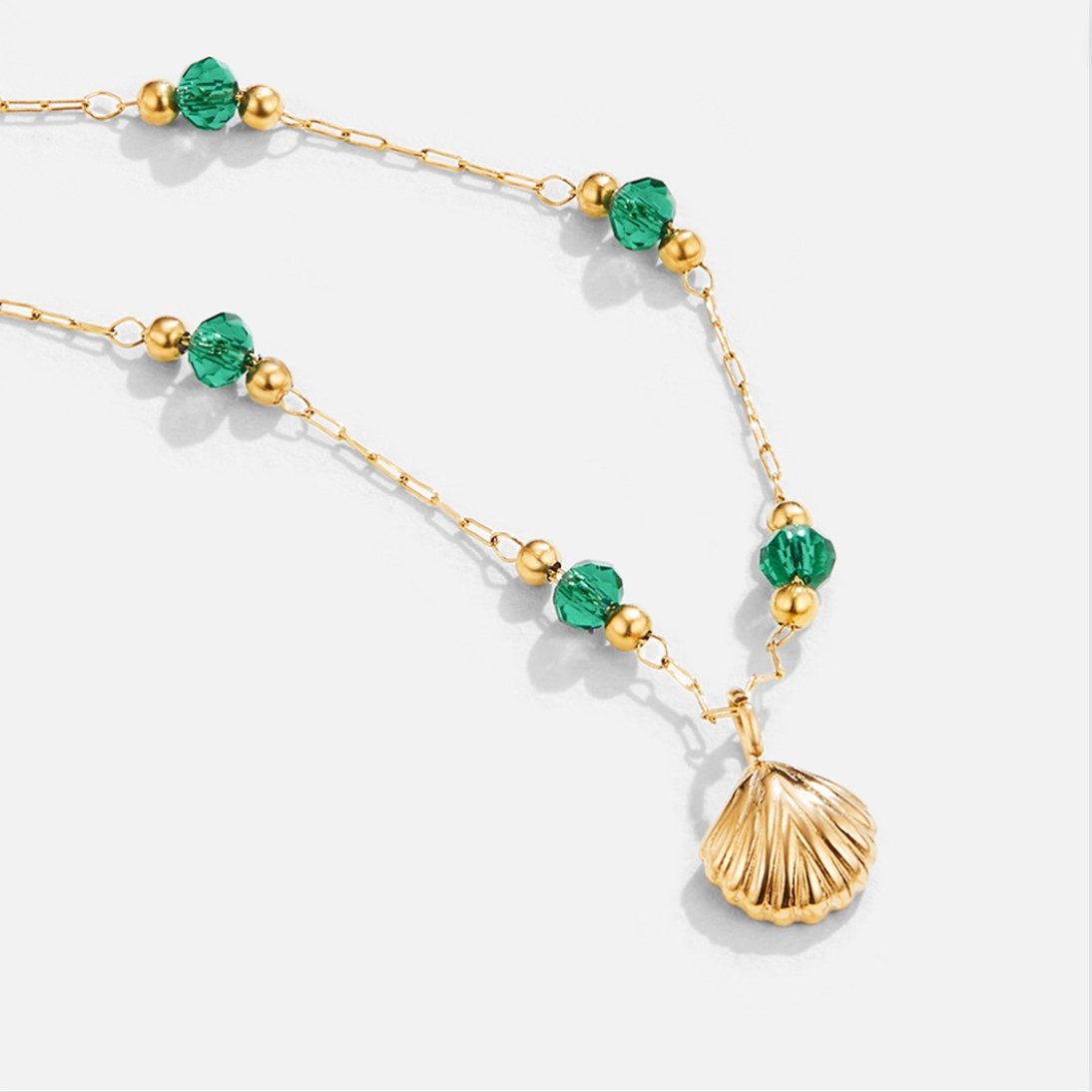 Nerissa – Collar Dorado Concha y Perlas Verdes