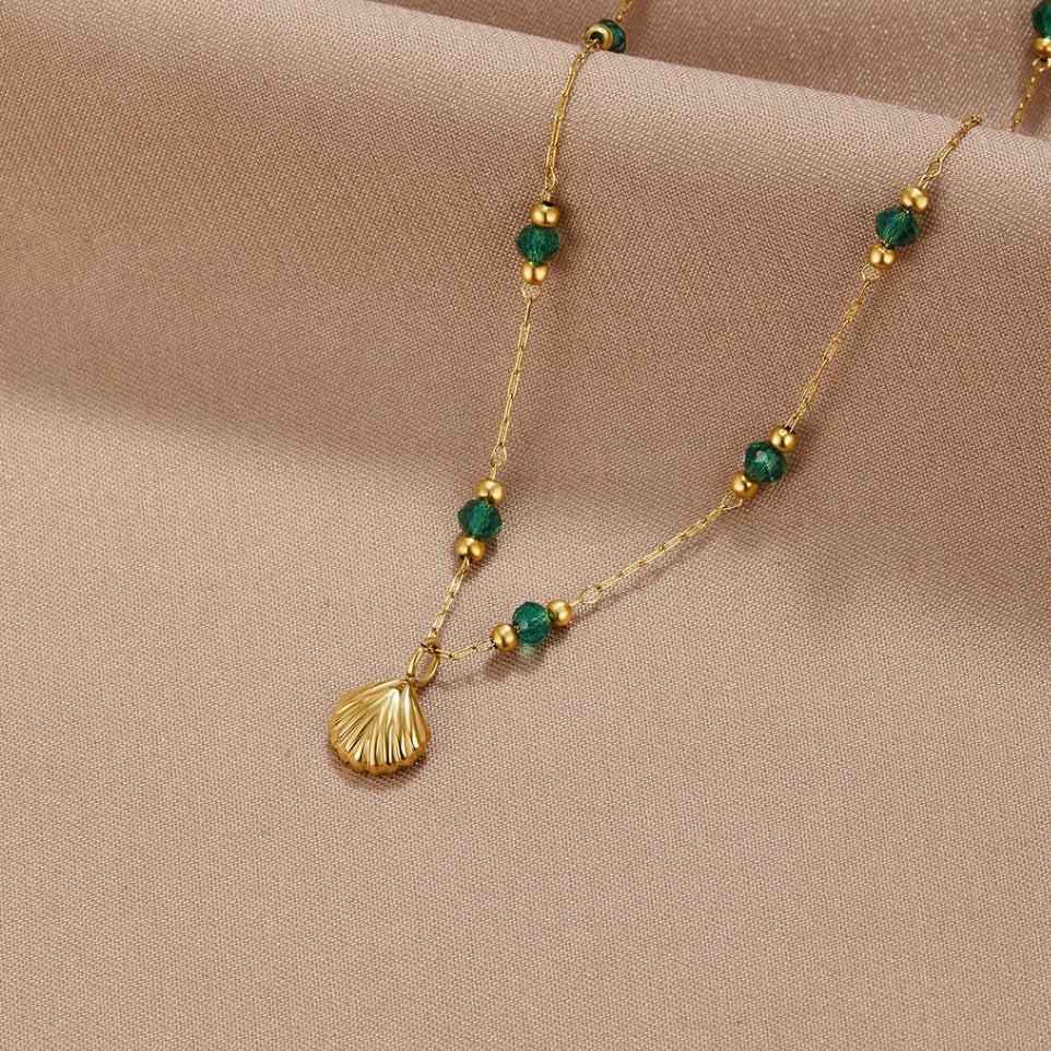 Nerissa – Collar Dorado Concha y Perlas Verdes