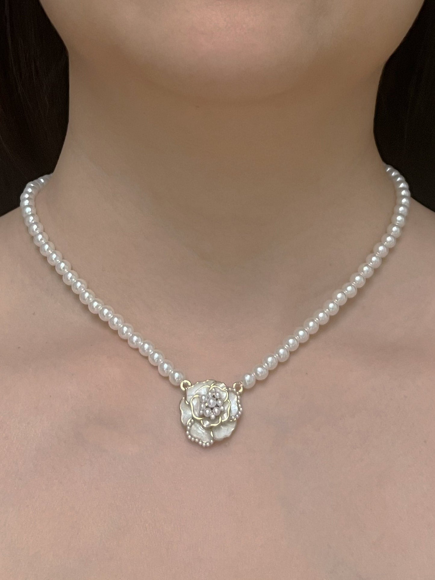 Collar de perlas con colgante de flores de rosa