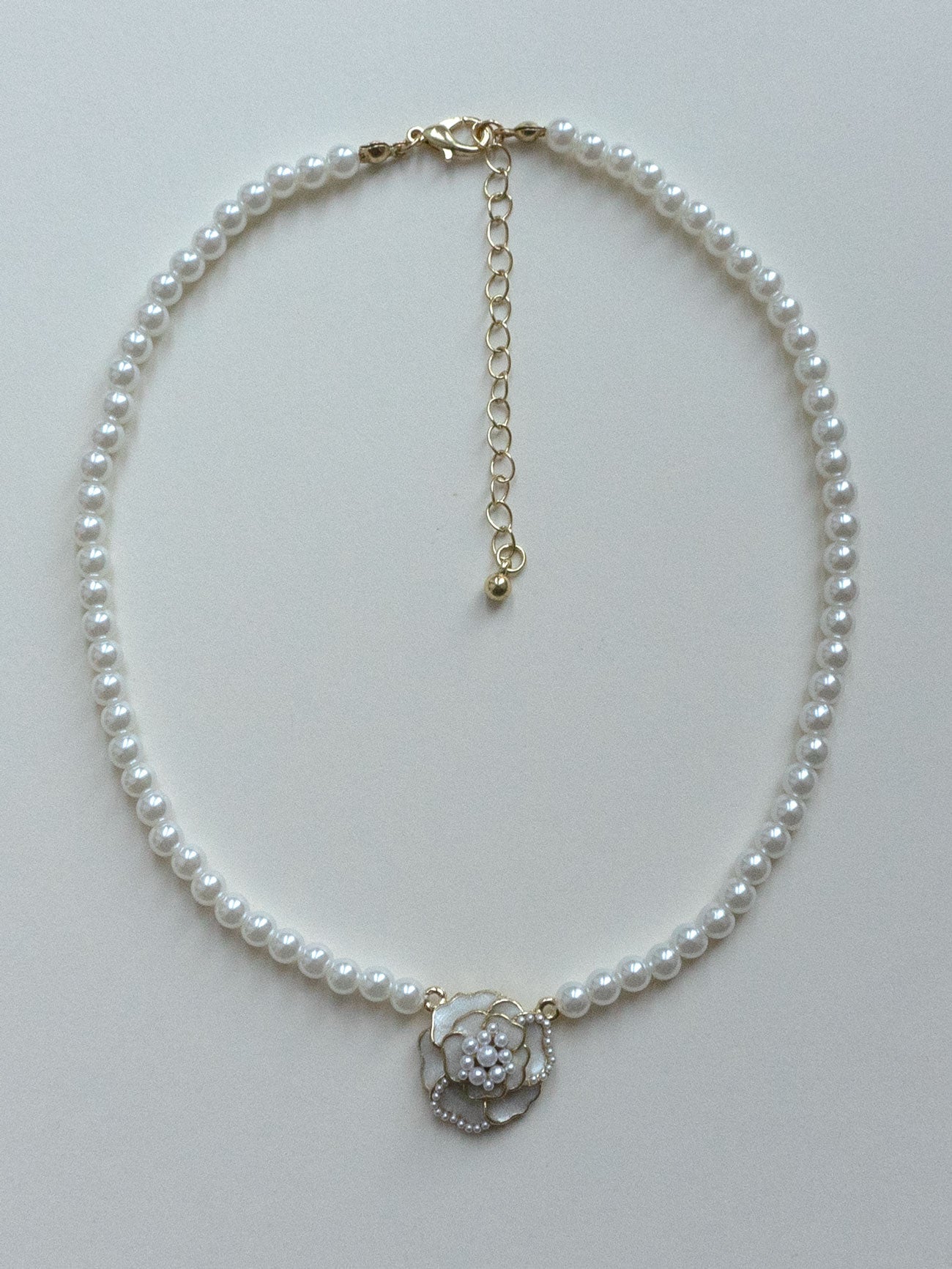 Collar de perlas con colgante de flores de rosa