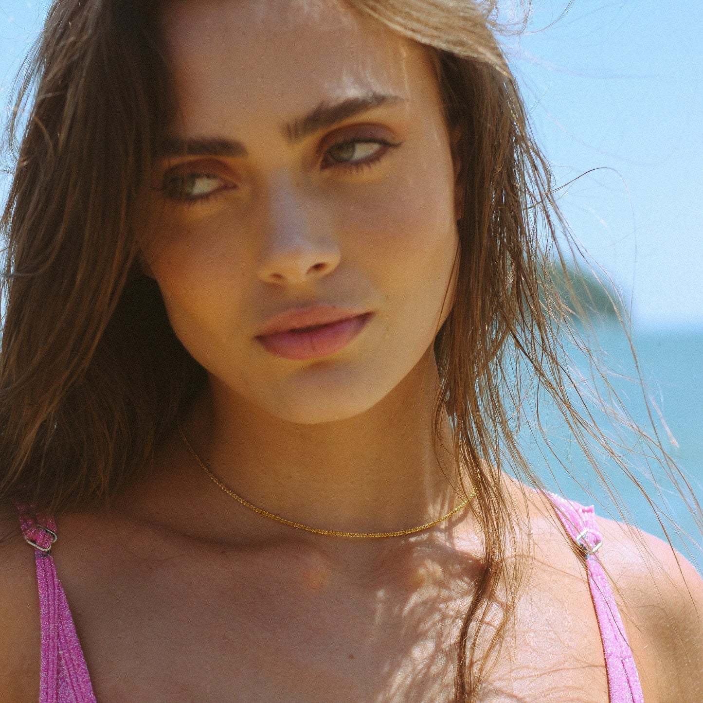 Piana – Collar Dorado Delicado para el Día a Día
