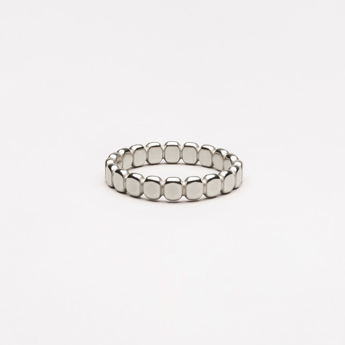 Nessa – Anillo Dorado con Diseño de Esferas