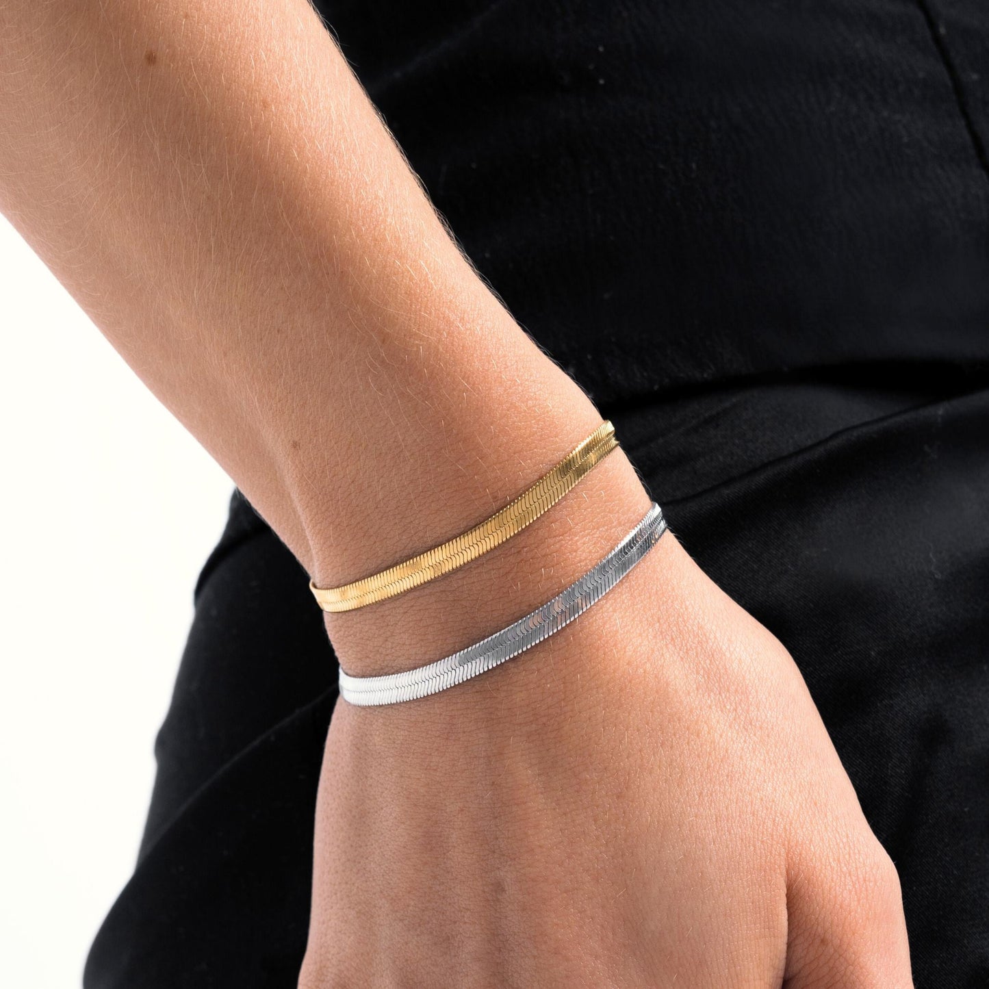 Kauai – Pulsera Herringbone Dorada Resistente al Agua