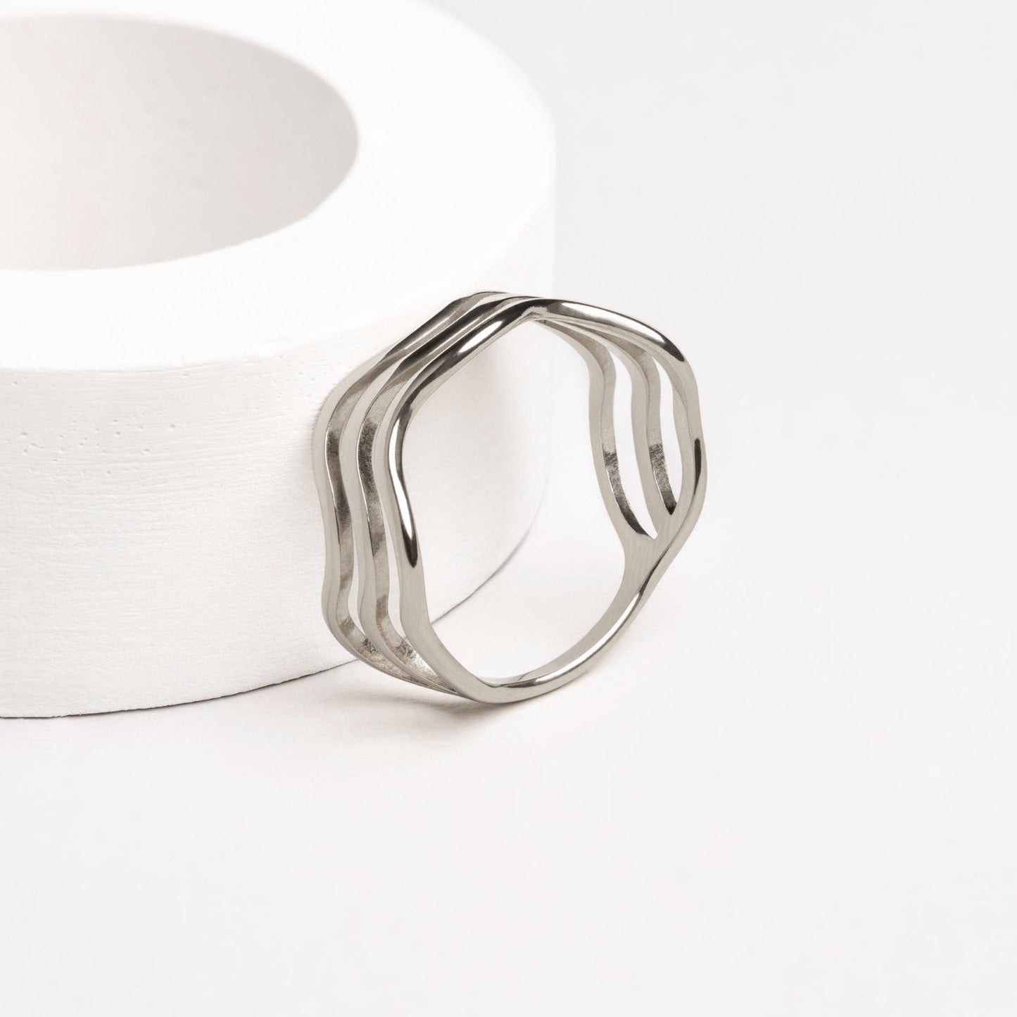 Mona – Anillo Dorado con Diseño de Olas