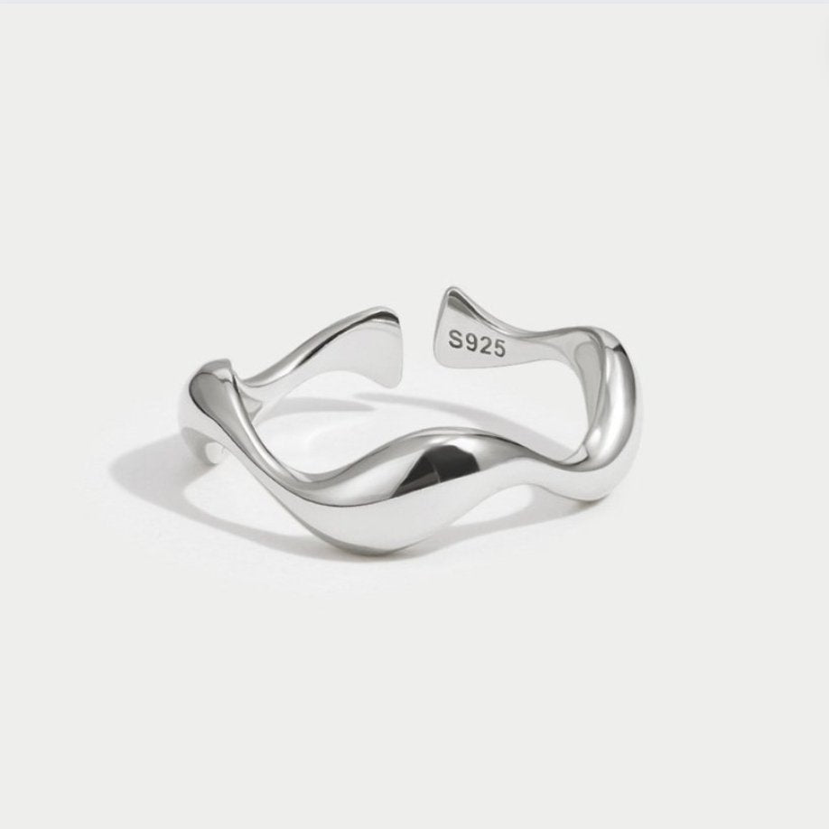Whitney – Anillo Minimalista Ondulado
