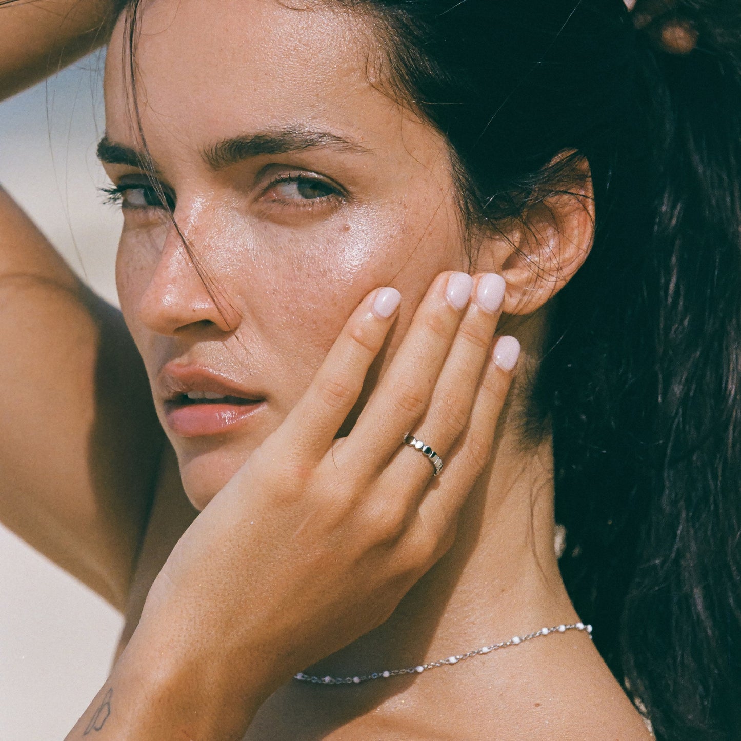 Nessa – Anillo Dorado con Diseño de Esferas