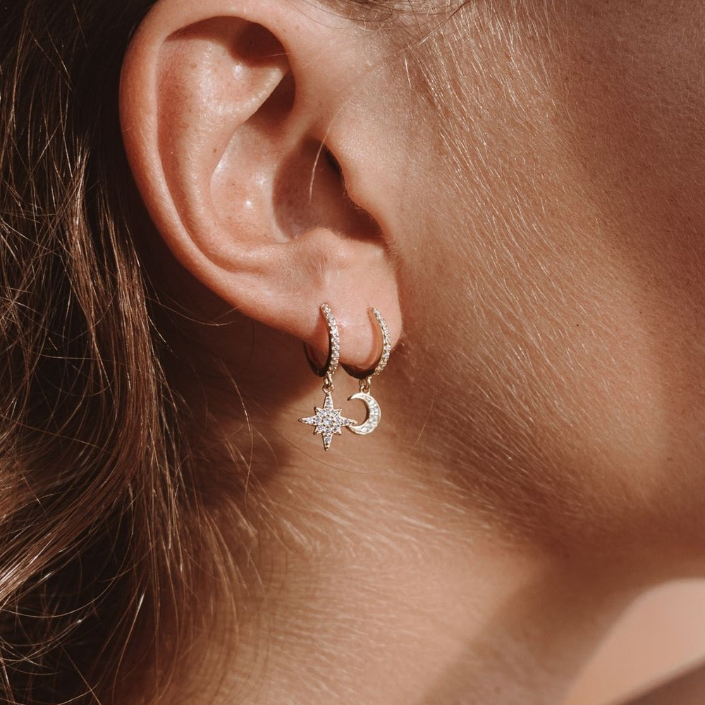 Stern y Luna Pendientes - Huggies con Incrustaciones de Strass