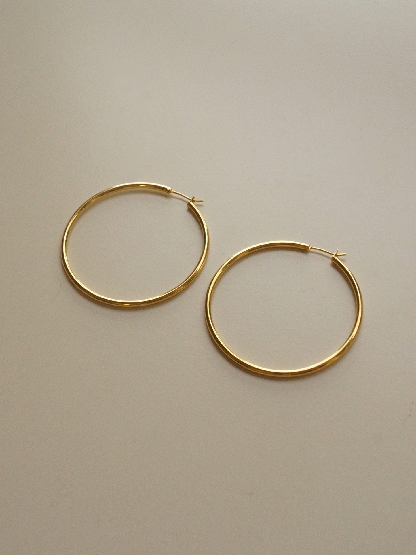 Bella - Grandes aros delgados dorados