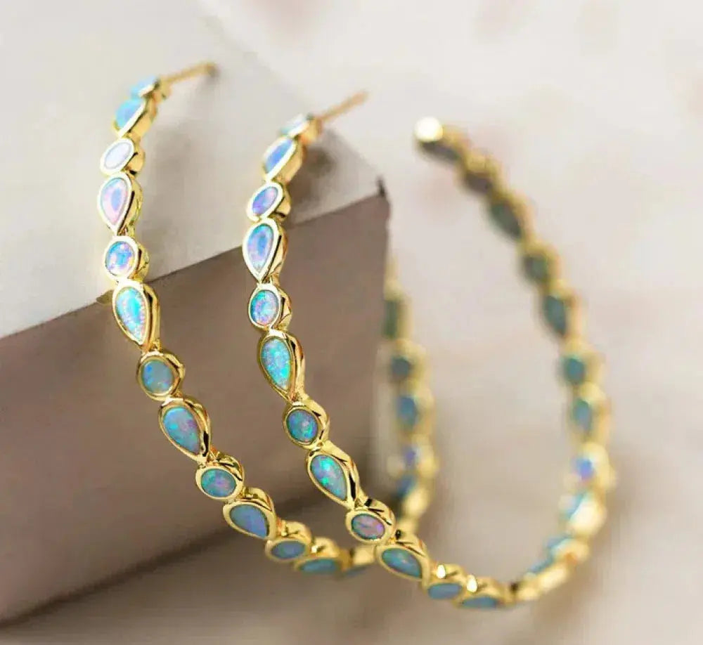 Luminosa Elegancia - Pendientes de Ópalo Azul y Acabado Dorado