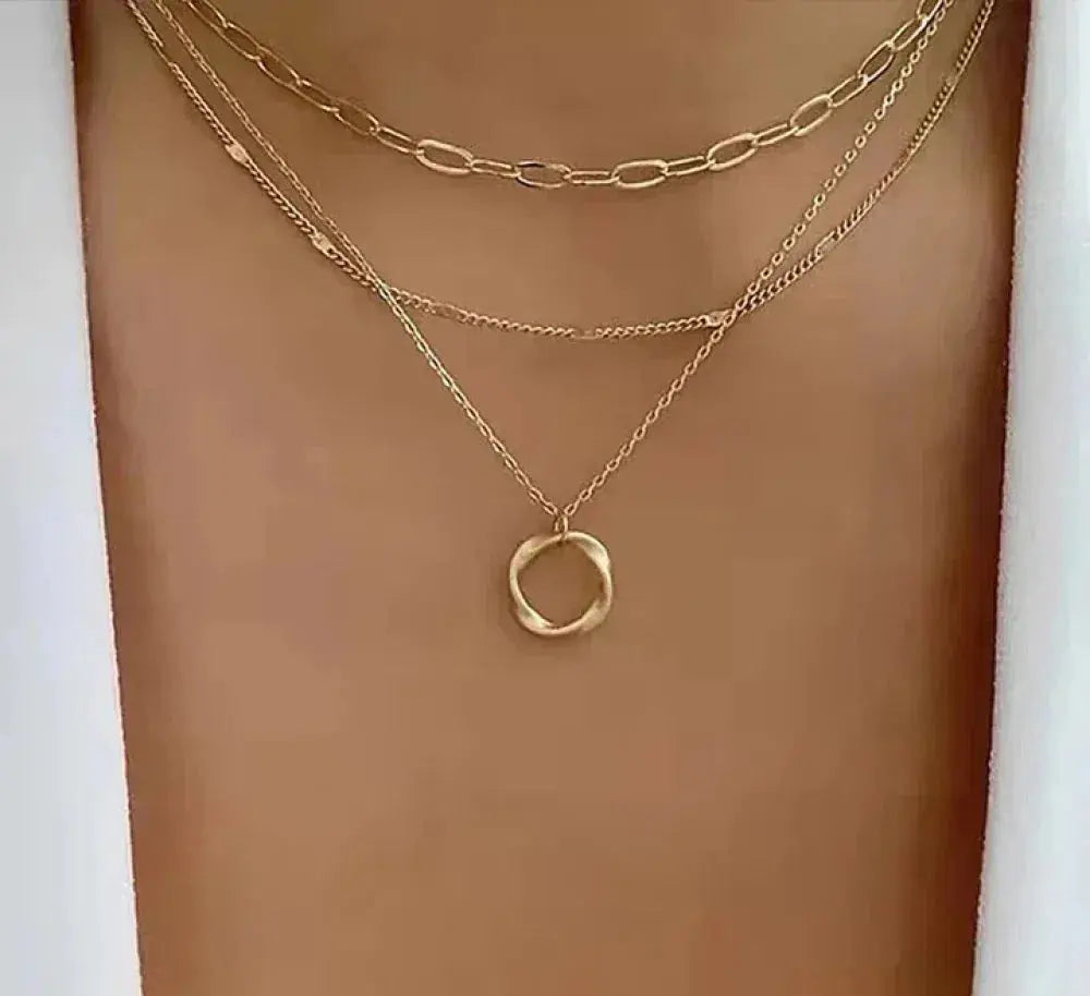 Michelle – Collar Vintage Dorado con Cadenas Superpuestas y Colgante